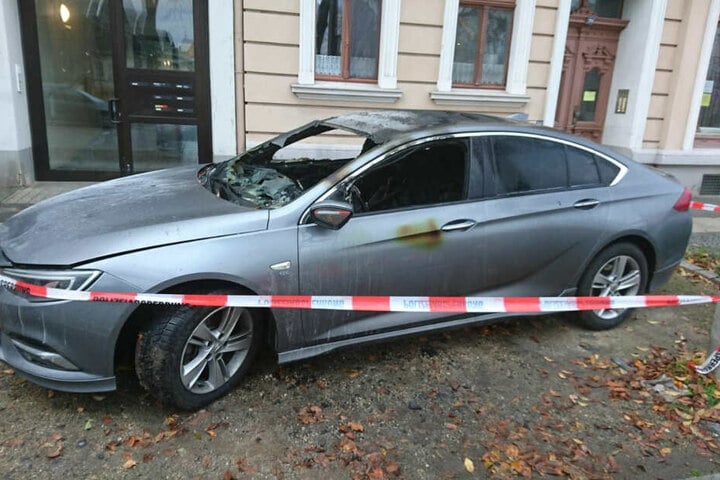 Die Polizei hat das Fahrzeug mit einem Absperrband gesichert.