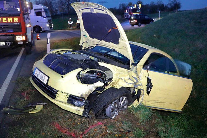 Der VW Beetle wurde bei dem Unfall stark demoliert.
