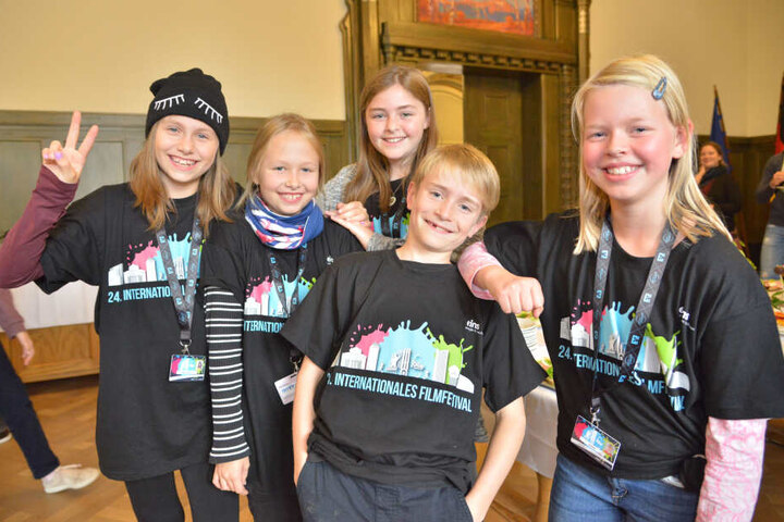 Echte Schlingel: Milana (10, v.l.), Isabelle (9), Nele (11), Ole (11) und Ida (9) durften gestern nicht nur Filme, sondern auch das Rathaus anschauen.
