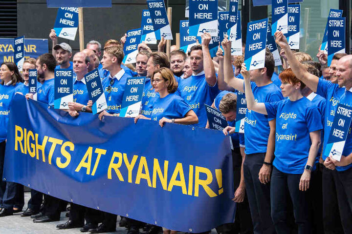 Beschäftigte der Fluggesellschaft Ryanair protestieren am 10. August am Main Airport Center.