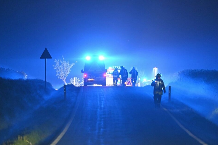 Rettungskräfte vor Ort sichern die Unfallstelle.