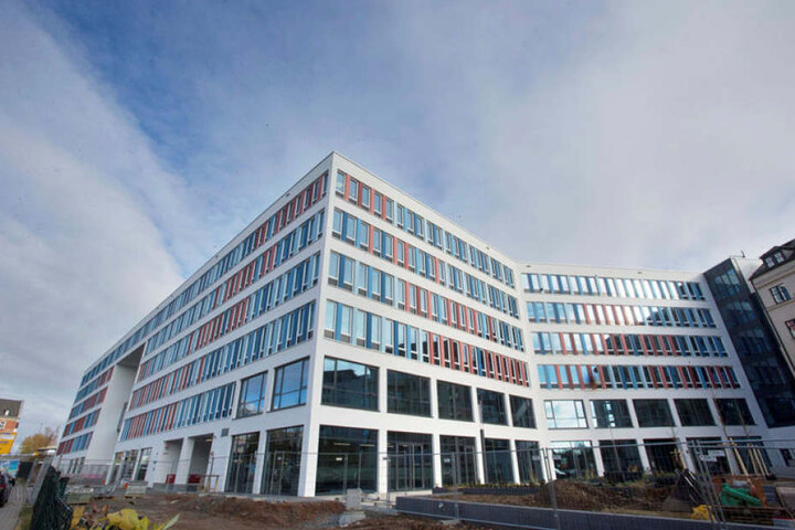 Außen ist das Neue Technische Rathaus fertig. Auch im Haus sind die Bauarbeiter am Werkeln. Am Sonnabend können Chemnitzer das Gebäude von innen besichtigen.