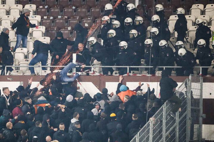 Polizeikräfte mussten die Fans zurückdrängen.