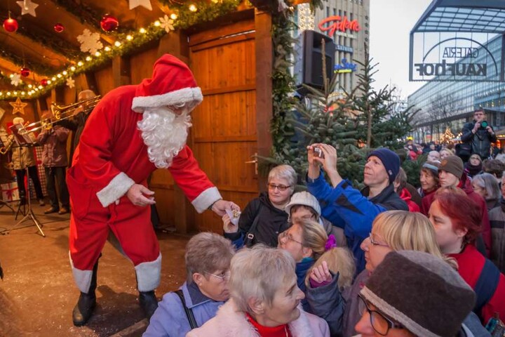 Der Weihnachtsmann verteilt nach der Eröffnung den Christstollen.