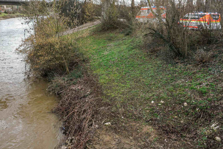 Rettungskräfte brachten die verunfallte Person wohl ins Krankenhaus.