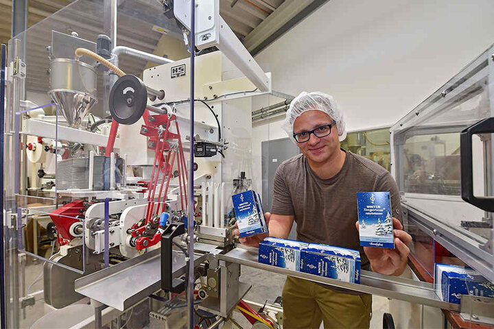 Martin Köhler (32) bedient die neue Maschine. Sollte etwas schieflaufen, ist er zur Stelle.