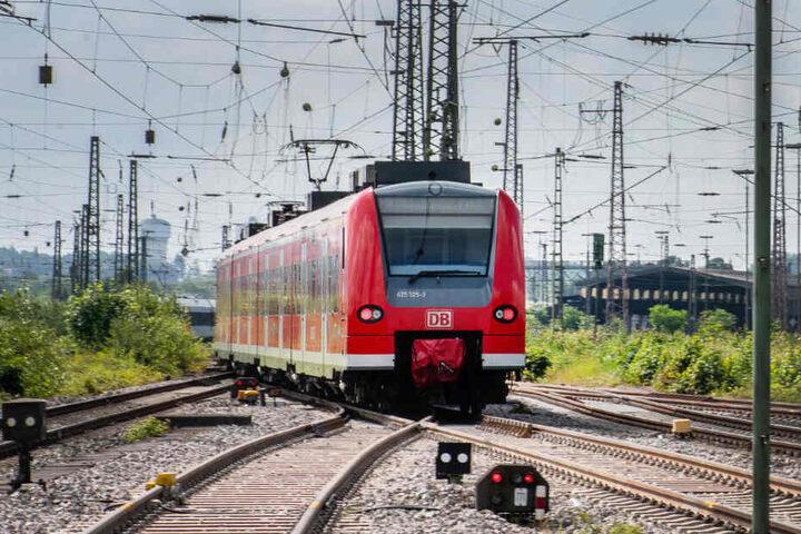 Die Polizei ermittelt wegen gefährlichen Eingriffs in den Bahnverkehr. (Symbolbild)