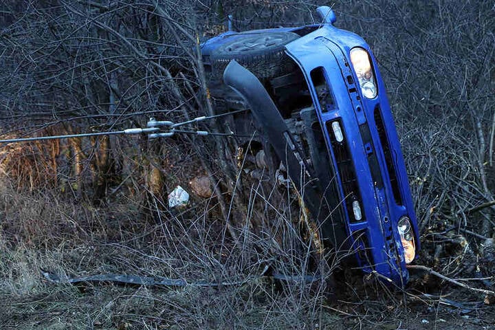 Der VW flog von der Autobahn und blieb an einem Wildzaun hängen.