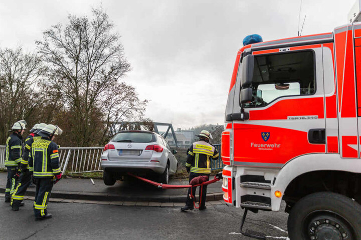 Die Feuerwehr konnte die Fahrerin unverletzt bergen und den Wagen vor dem Absturz bewahren.