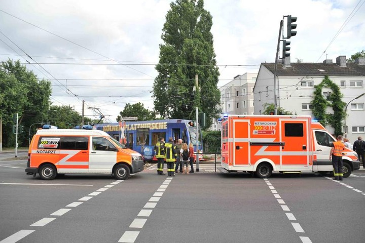 Durch den Unfall musste der Straßenbahnverkehr unterbrochen werden.