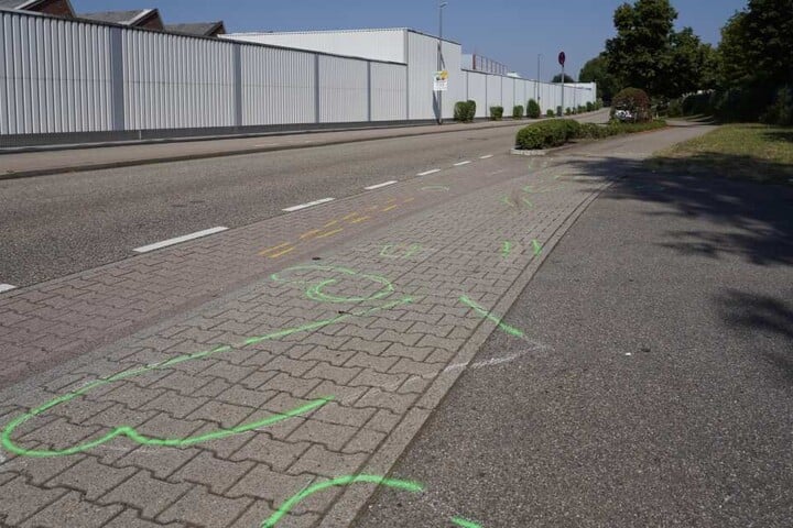 Der Fußgänger war auf dem Gehweg angefahren worden (Symbolbild).