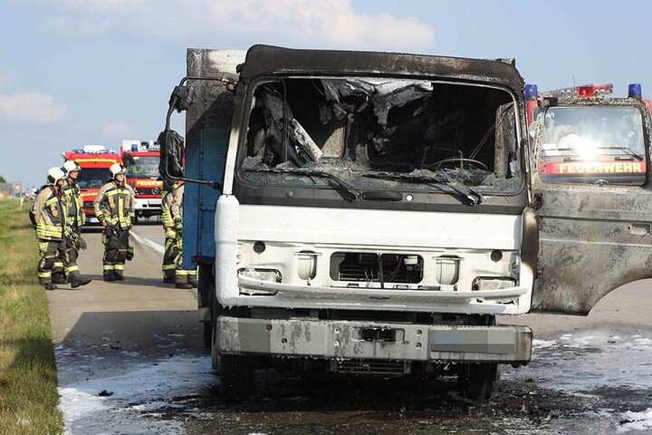 Die Feuerwehr löschte den Brand. Es bildete sich Stau.