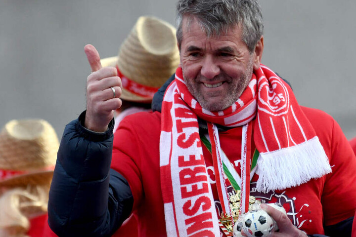 Trainer Friedhelm Funkel (65) steht auf dem Wagen des Fußball-Bundesligisten Fortuna Düsseldorf und nimmt am Rosenmontagszug teil.