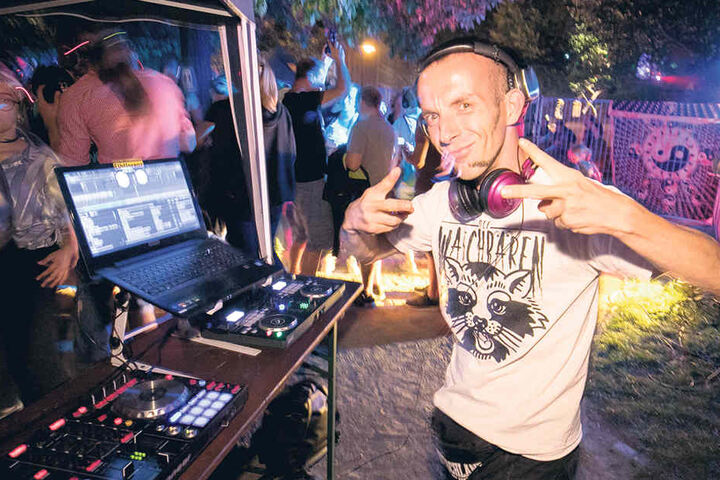 Für die Kopfhörerparty am Königsbrücker Platz mixte DJ Reno7P (36) die Musik
auf zwei Kanälen.