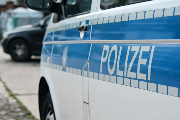 Den Besitzer des Wagens traf die Polizei an der Unfallstelle an (Symbolbild).