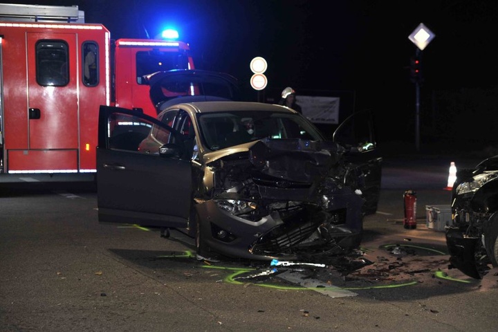 Beide Autos wurden erheblich beschädigt.