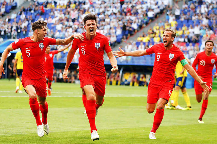 Englands Harry Maguire (Mitte), bei der EM 2016 noch als Fan auf der Tribüne, bejubelt sein Tor zum 1:0 mit den Teamkollegen John Stones (l.), Harry Kane (Zweiter von links) und Dele Alli (r.).