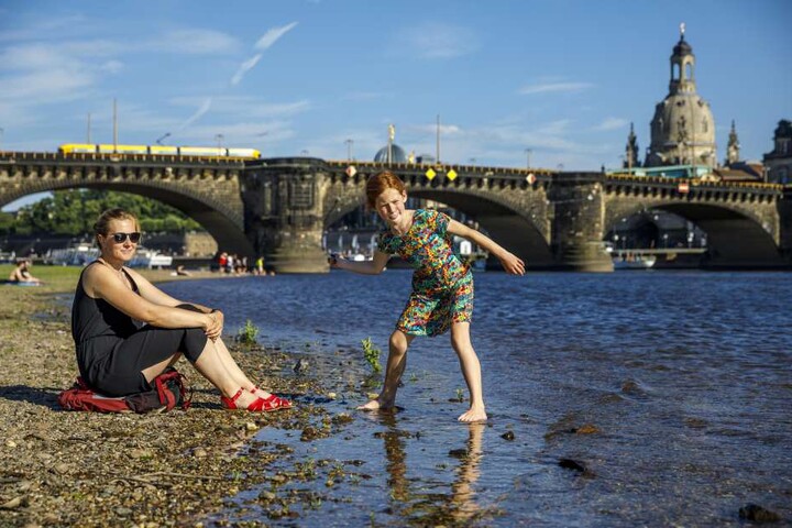 Bei der Gluthitze verwandelt sich die Elbe langsam in ein Rinnsal: Ana (10)
und Dani Doege (37) aus Berlin entspannen am Elbufer.