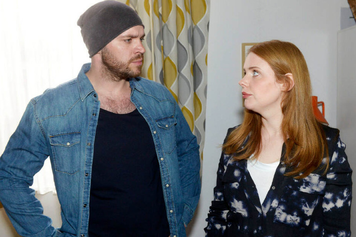 Erik und Toni müssen so tun, als seien sie ein Paar.
