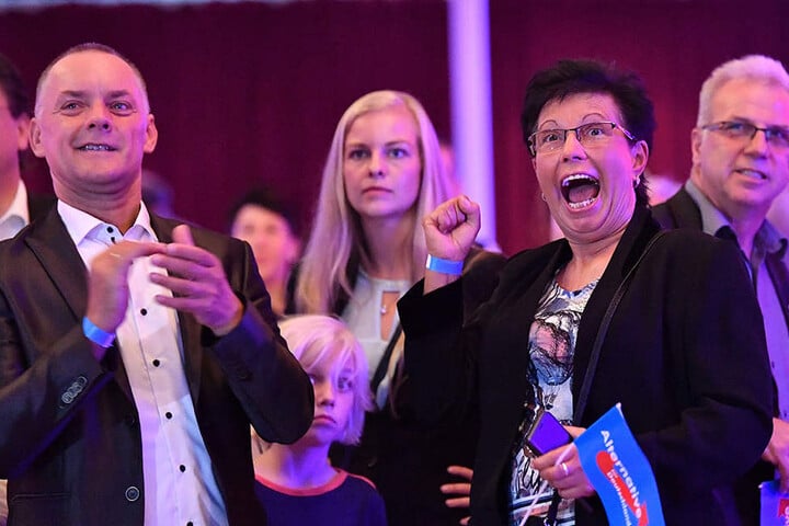 Große Freude nach der ersten Prognose bei der AfD in Erfurt.