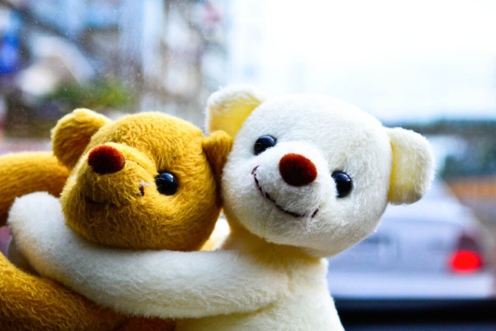 Der Teddy-Verkäufer wirbt mit der Diagonalen als Größen-Angabe.
