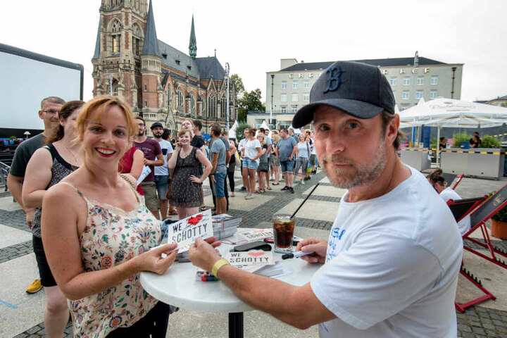 Happy: Für Autogramm-Jägerin Sandra Strobel (38) aus Chemnitz hat sich das Schlangestehen gelohnt.
