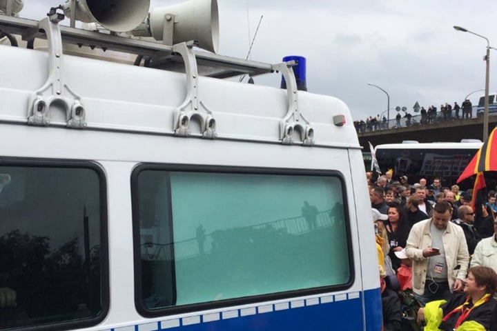 Montagnachmittag verlas der Polizist die Auflagen bei PEGIDA.
