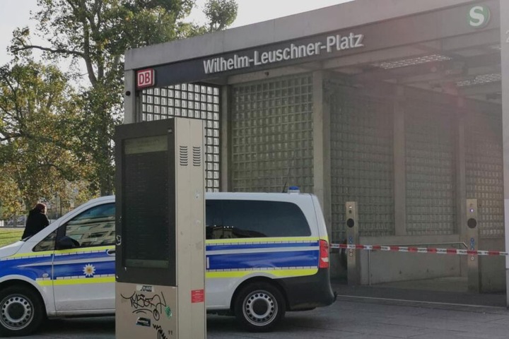 Vor der Haltestelle am Wilhelm-Leuschner-Platz hat sich die Polizei positioniert.