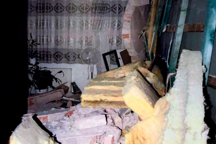Das Sofa in der Nachbarwohnung ist unter den Wandtrümmern begraben.