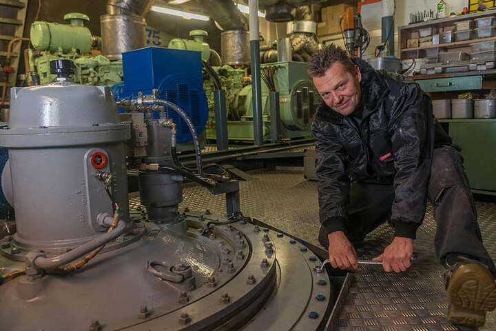 Werft-Arbeiter Falk Naumann zieht jede Schraube fest.