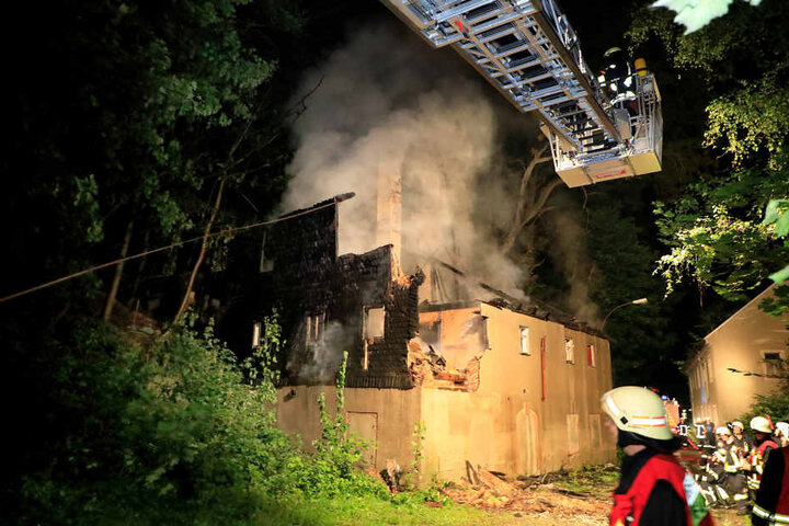 Das Gebäude wurde bei dem Feuer zerstört.
