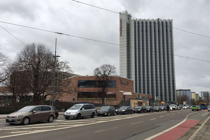 Während der Bergungsarbeiten kam es für mehrere Stunden zu Verkehrsbehinderungen in der Innenstadt.