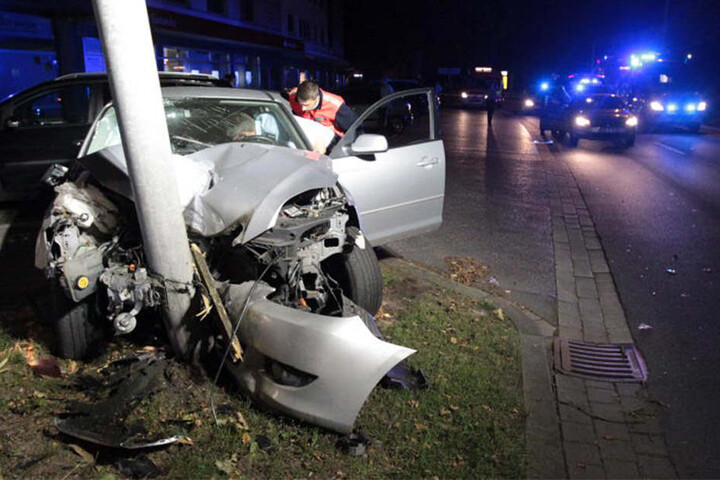 Die Irrfahrt des Mazda wurde durch ein Verkehrsschild gestoppt.