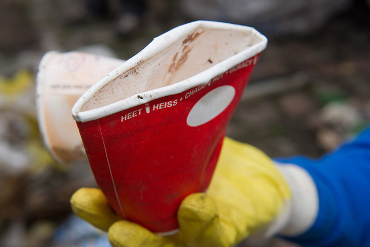 Die Wegwerfbecher für Kaffee landen tausendfach im Müll. Eine
Verschwendung.