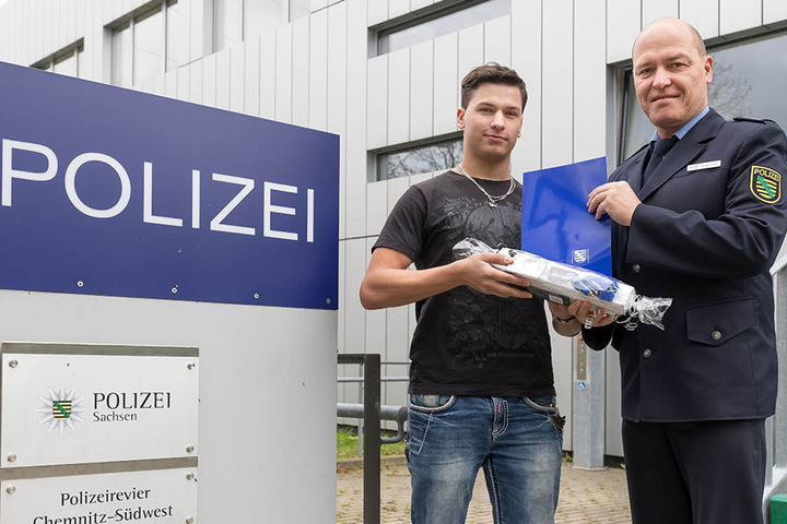"Danke für ihr couragiertes Handeln!" Polizeirevierleiter Ralf Treuter (51) ehrt den "Einbrecher-Jäger" Patrick Parsche.