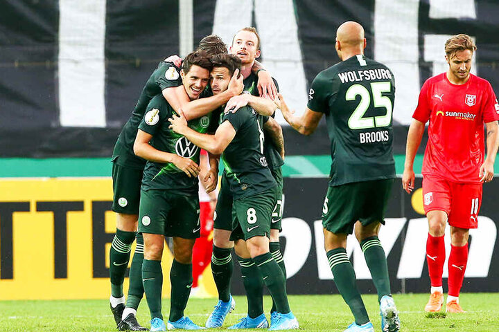 Jubel und Erleichterung beim VfL Wolfsburg nach dem entscheidenden 5:3 durch Josip Brekalo (vorne-links).