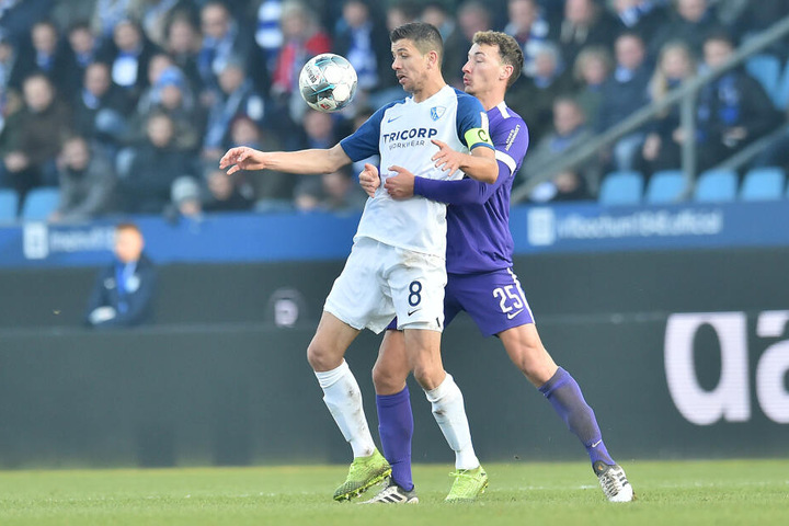 Dominik Wydra (r.) bearbeitet Bochums Anthony Losilla, dem später das 1:0 gelang.