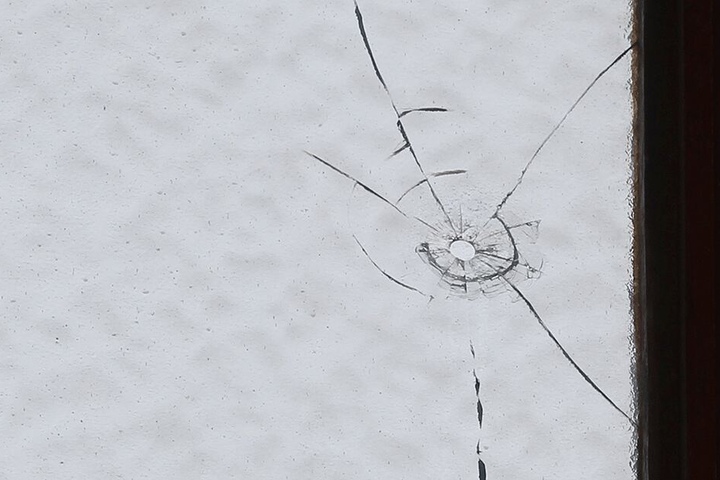 Hier schlug eine der Kugeln ein.