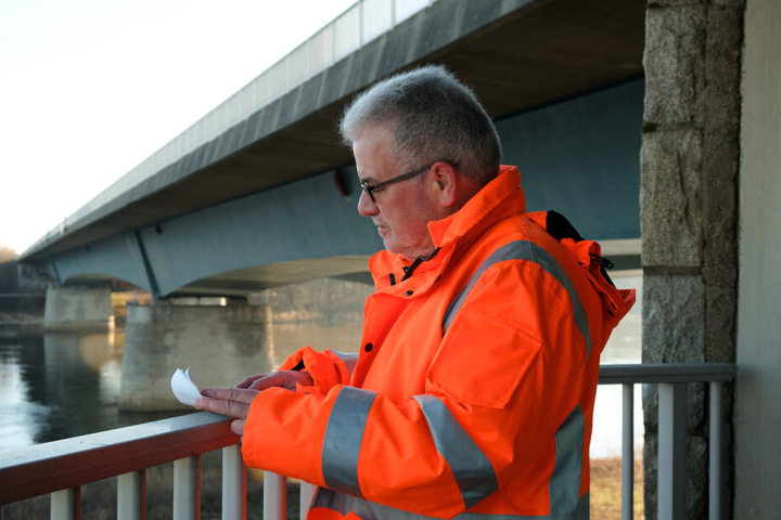 Uwe Langkammer, Chef der Landesstraßenbaubehörde, steht an der Elbbrücke über die Bundesautobahn A2. Die Brücke muss saniert werden, weil bei einer Routinekontrolle vor rund drei Jahren winzige Risse in Schweißnähten gefunden wurden.