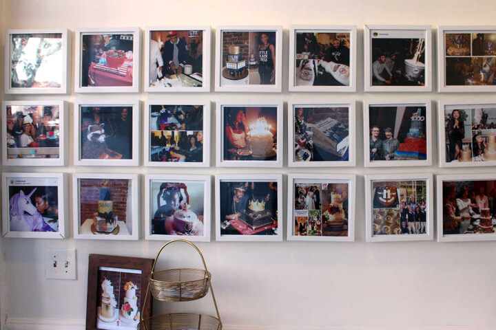Fotos von Stars, die ein Kuchen-Kunstwerk der Düsseldorferin erhalten haben, hängen in ihrem Laden.