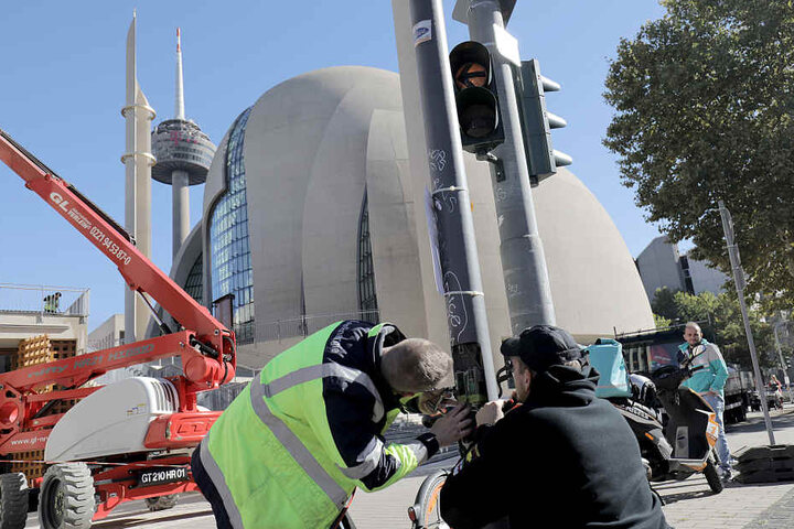 Vorab wurde die Moschee in Köln-Ehrenfeld großflächig abgesichert.