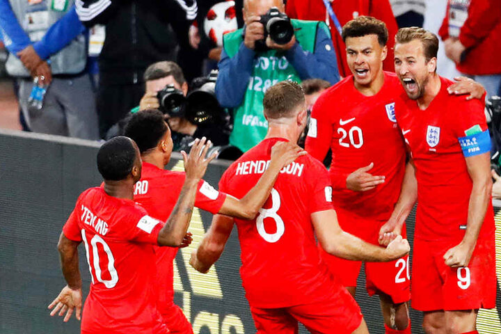Die Engländer feiern ihren Torschützen zum 1:0: Harry Kane (r.).