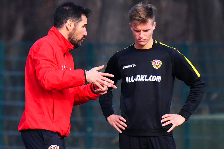 Dzenis Burnic (r.) bekommt Anweisungen von Trainer Cristian Fiel. Die soll er am Samstag gegen Kiel umsetzen. (Archivbild)