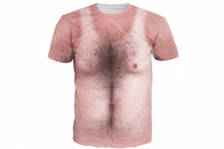 Rund um Brust- und Bauchbereich sind ordentlich Haare zu sehen.