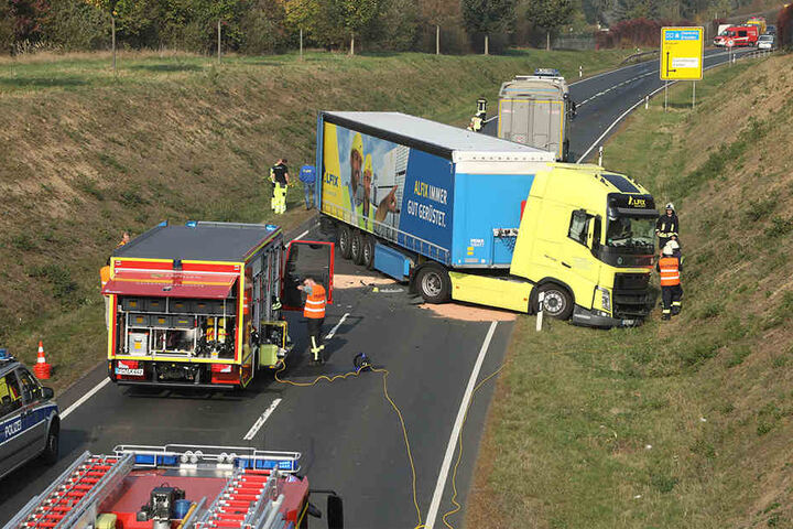 Der Volvo riss sich den Dieseltank auf und blieb quer auf der Fahrbahn stehen.