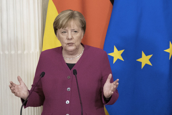 Was wohl Angela Merkel zu der Plakat-Kampagne des Künstlers sagen würde?