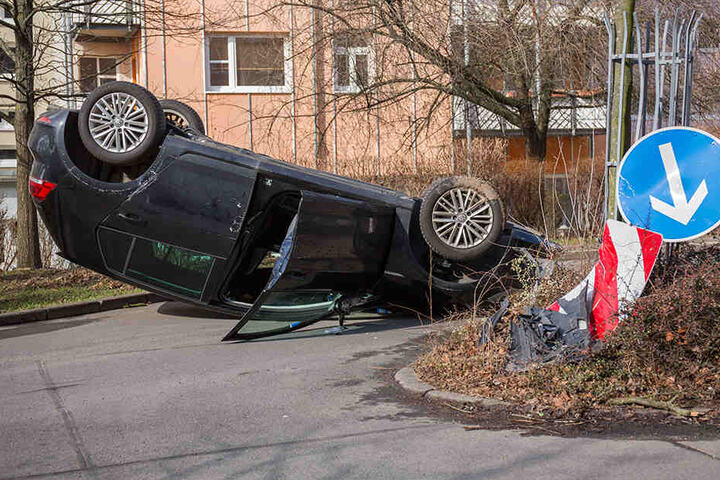 Der Golf krachte gegen eine Verkehrsinsel und überschlug sich.