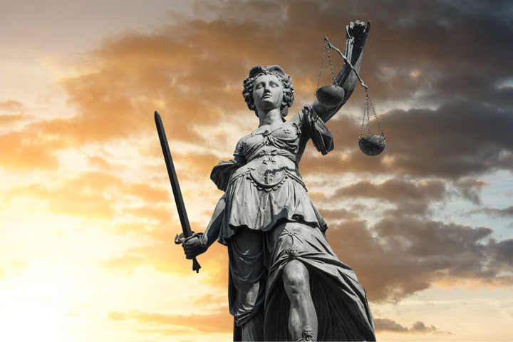 Der Angeklagte soll sich als falscher Polizist ausgegeben haben: Am Dienstag muss sich der 33-Jährige vor Gericht verantworten. (Symbolbild)