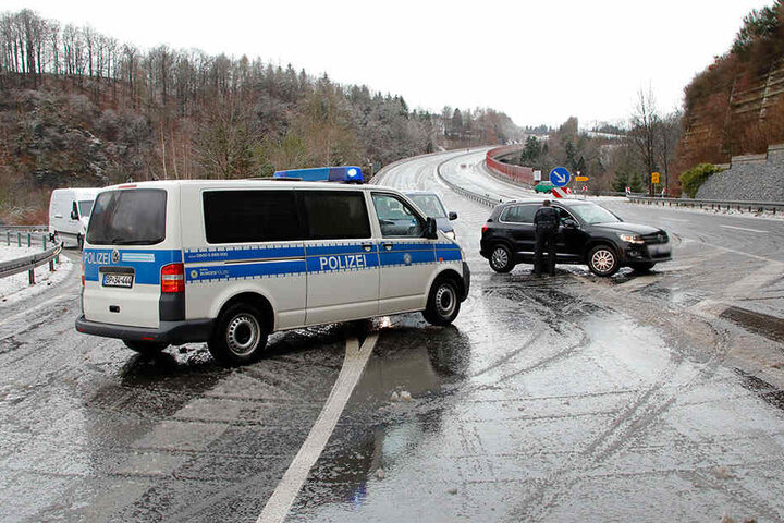 Die B174 ist bei Gornau voll gesperrt und nicht mehr passierbar.