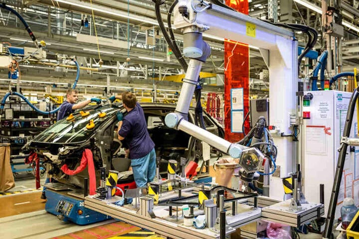 Blick in die Montage im Leipziger BMW-Werk. Hier arbeiten Mensch und Roboter schon wie selbstverständlich zusammen.